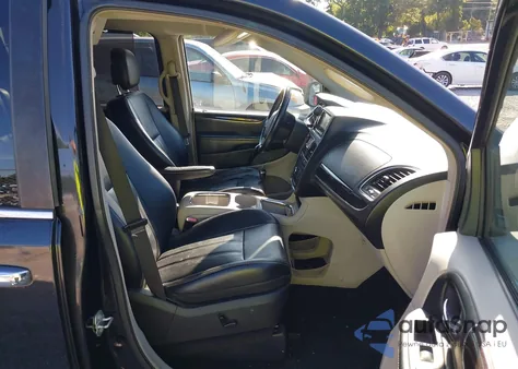 2015 Chrysler Town & Country Touring-L z USA, uszkodzony, nr VIN 2C4RC1CG3FR506868